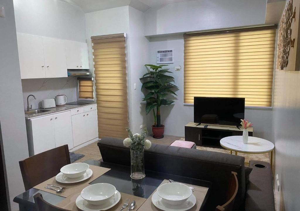 Muntinlupa Apartment | 1 bedroom condo unit with balcony, netflix wifi and pool