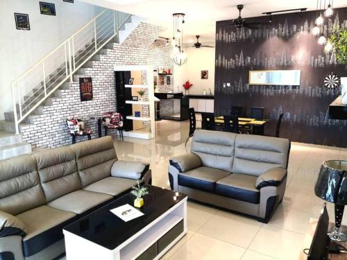 Tersusun Pundut House | 16Lumut 9minTelukBatik - 15Pax 4BR4Bath Karaoke Snooker Kid Pool BBQ