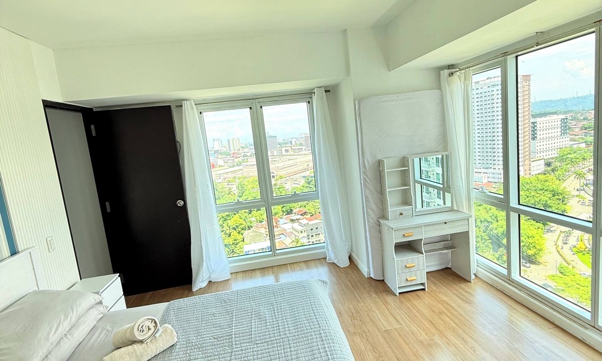 Poblacion District Apartment | 1BR condo 50 Sqm With parking and Wifi