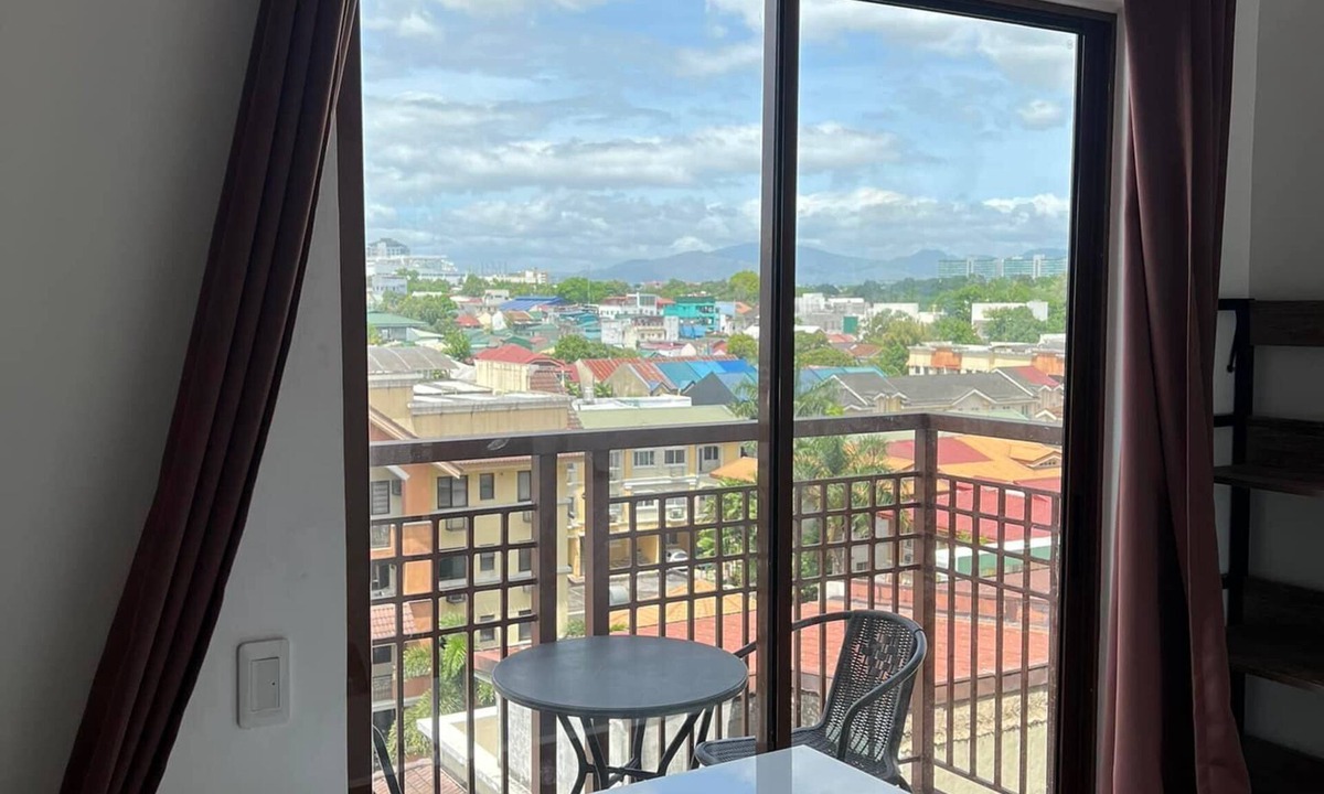Matandang Balara Condo | 1BR near Diliman W/Cable Wifi YouTube and Netflix