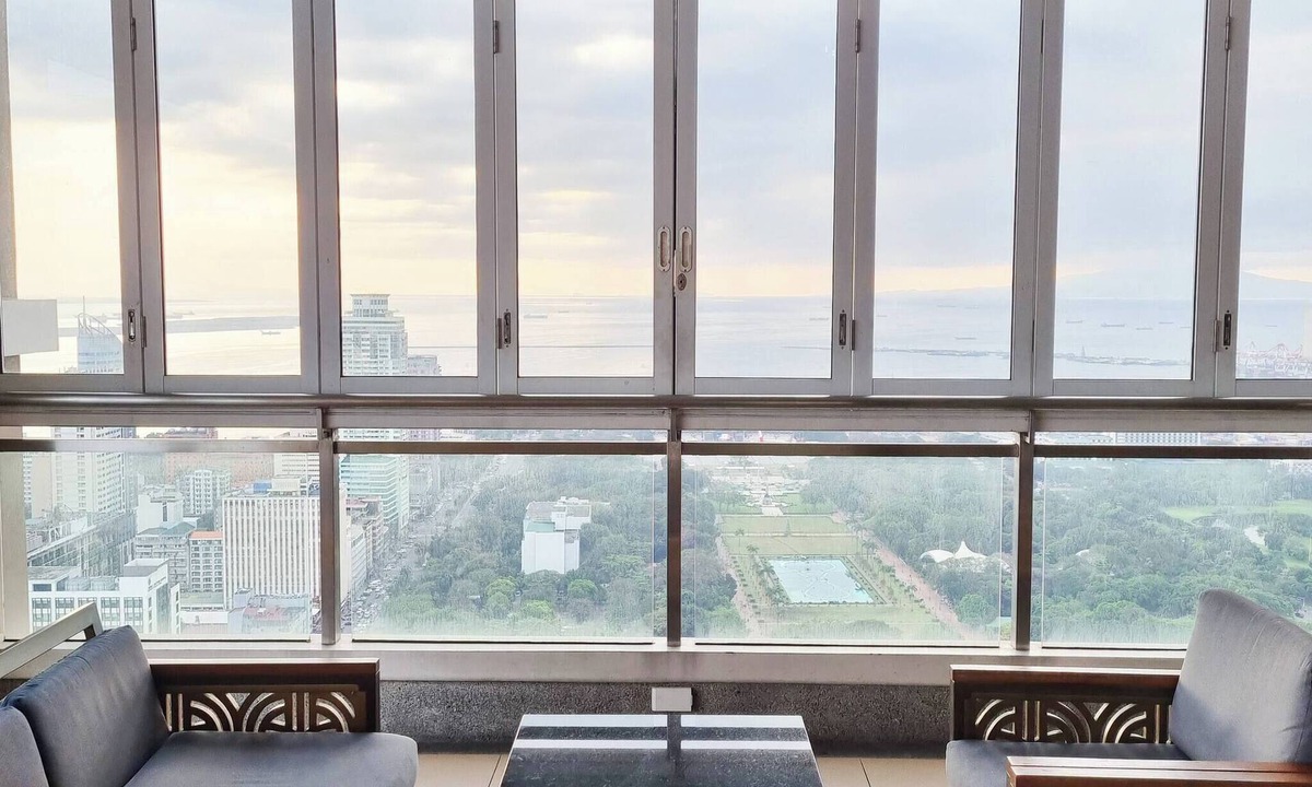 Ermita Condo | 2BR Cozy & Spacious Family Condo, Great View & Karaoke At Torre De Manila