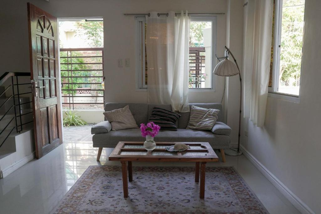 San Fernando Apartment | 2BR Simple Budget Homestay, beach, parking, Wi-Fi