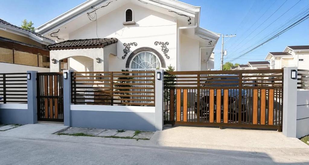 Dauis Villa | 3BR Guesthouse near Panglao - Fenced Villa - Near Pool - Bohol Tours - Fast WiFi