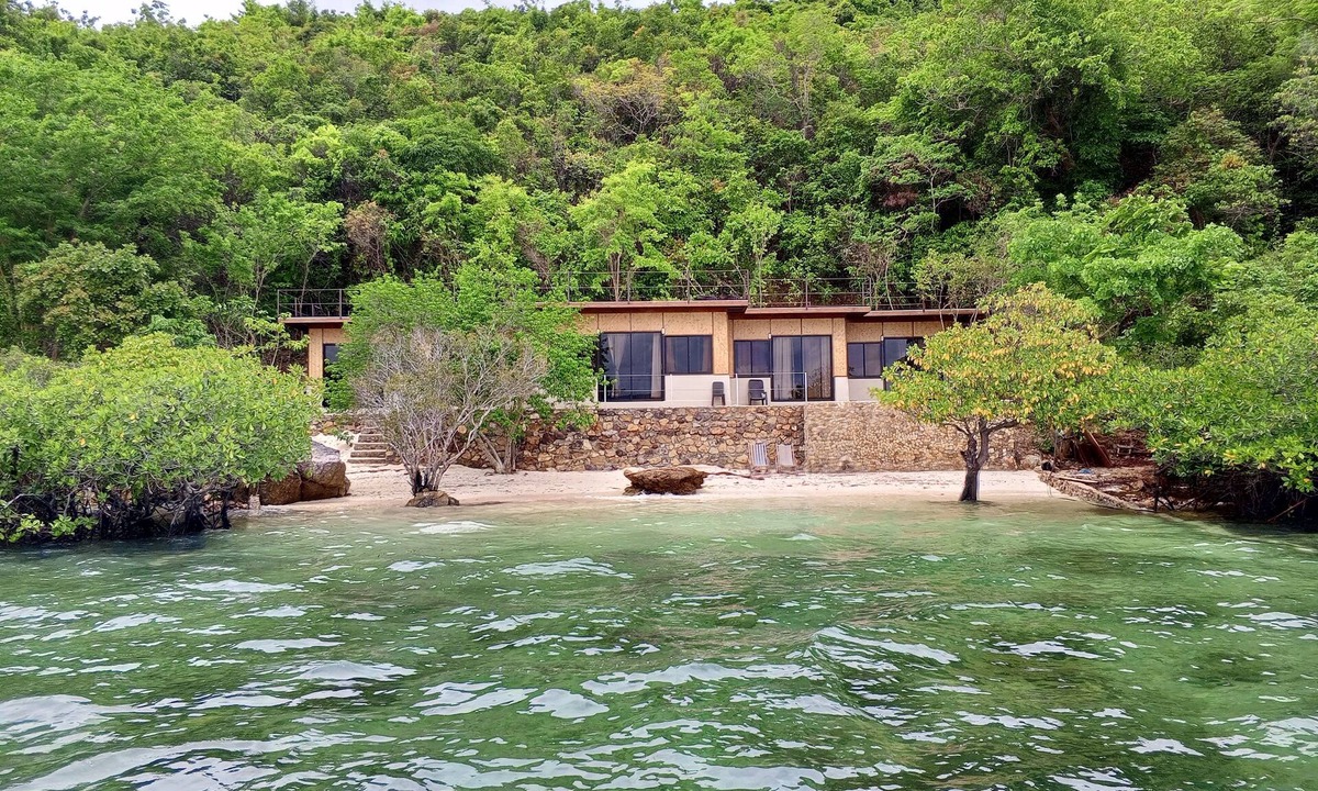 Coron House | 4 Bedroom Beach House with Pool