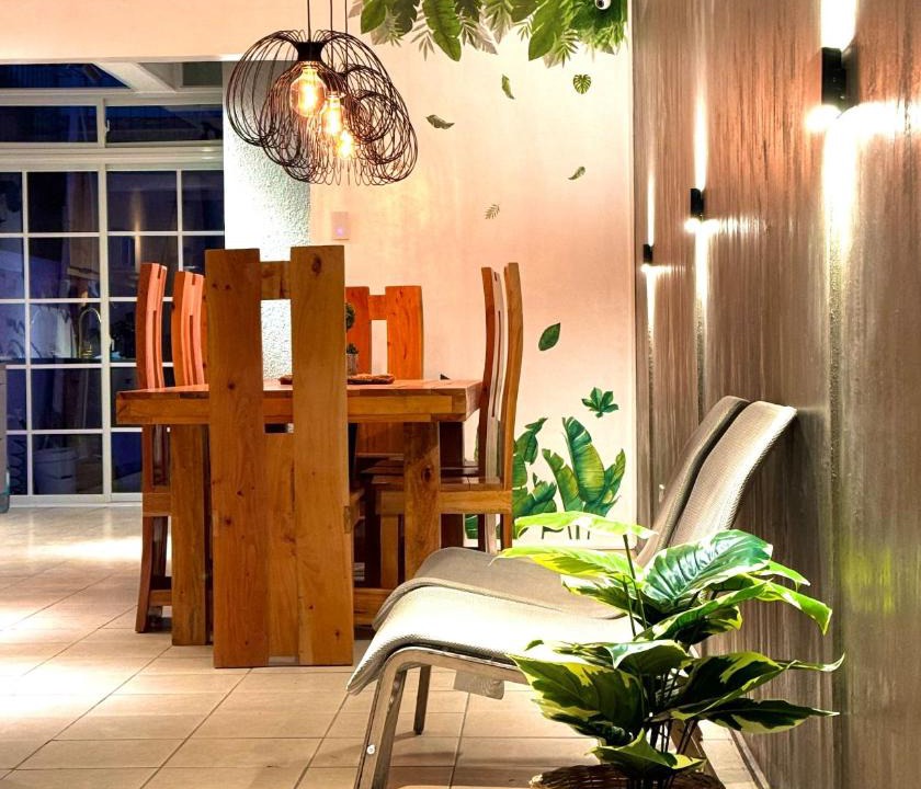 Talon Dos House | 4 Bedroom with Garage up to 12 Guests - near Airport walking distance to stores and restaurants
