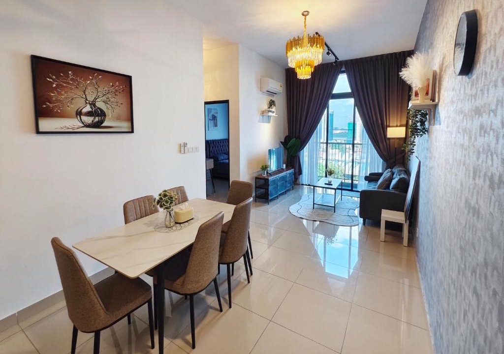 Central District Apartment | 500m walking to CIQ I 2 day -20 Percent Offer I 7pax 2BR, Free Netflix and Viu ,1 carpark