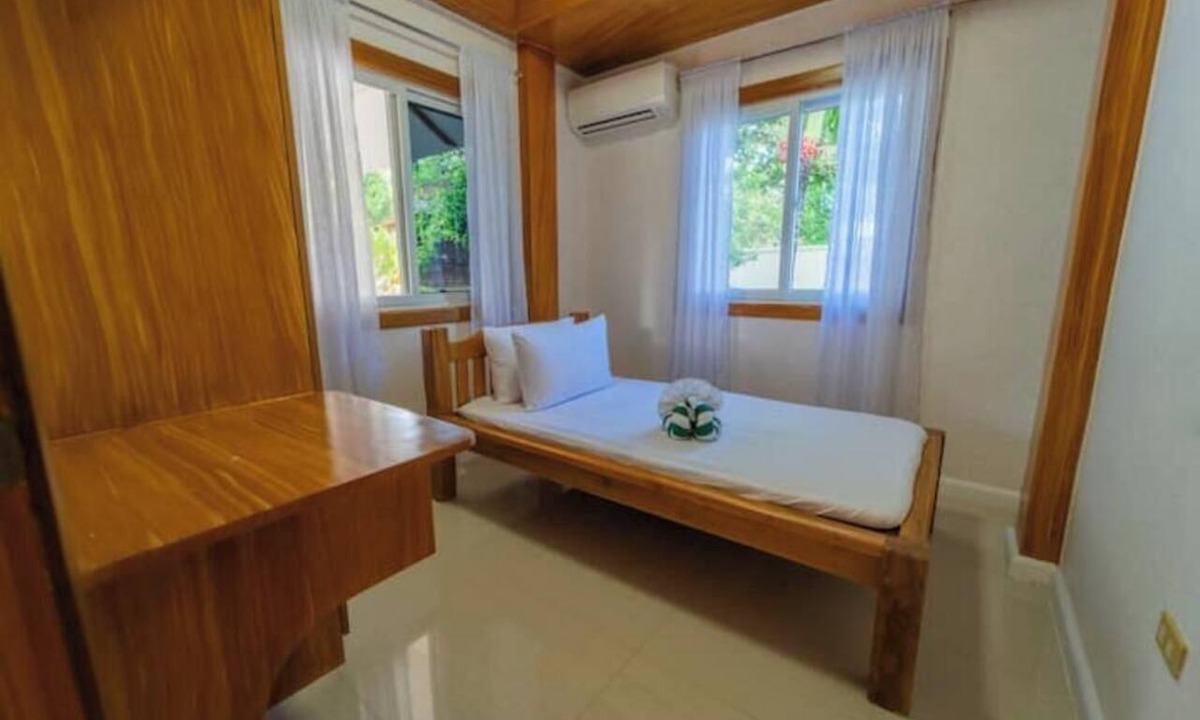Lazi House | 6-bedroom bungalow in delightful Lazi with AC