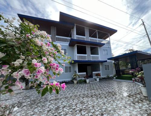 Anda House | 6 bedroom house, 200metres to Tondol Whitesand Beach