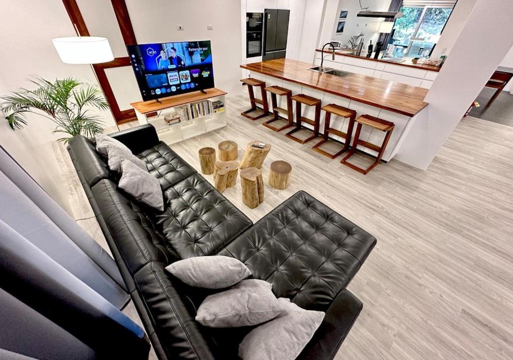 Olongapo House | 7 BR, King Beds, Professional Kitchen, Jacuzzi