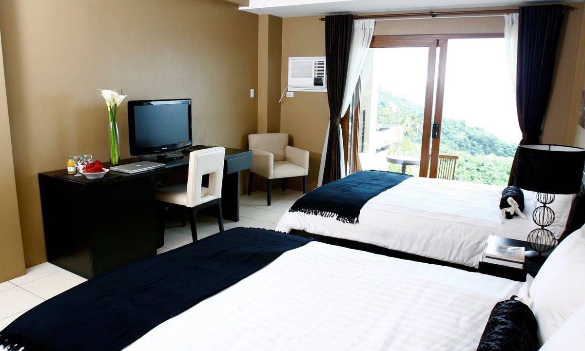 Canlubang Hotel | 8 Suites By Fat Jimmy's
