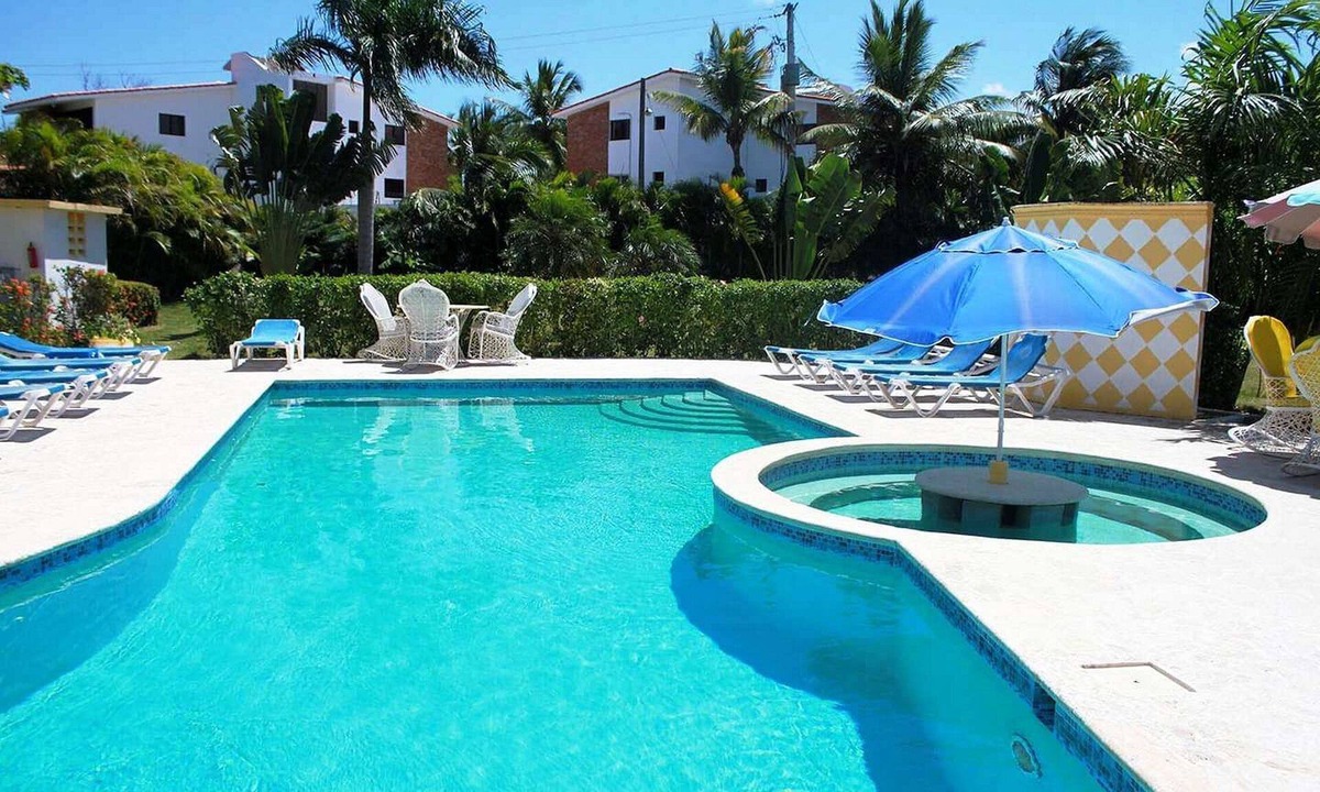 El Batey Villa | 9BD guest-friendly villa in El Batey, pool/Wi-Fi/cable TV/AC, near everything