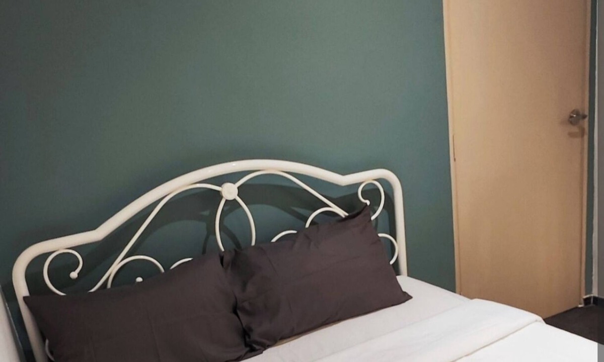 George Town House | Air-conditioned with private bathroom. Basic room with bargaining price. Penang