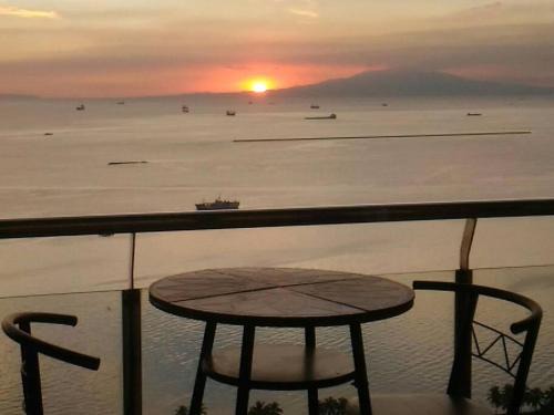 Ermita Night District Apartment | Amazing views from the 37th in Manila bay