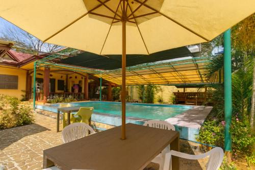 Puerto Princesa City Centre House | Amwani Garden Pool & Kubo