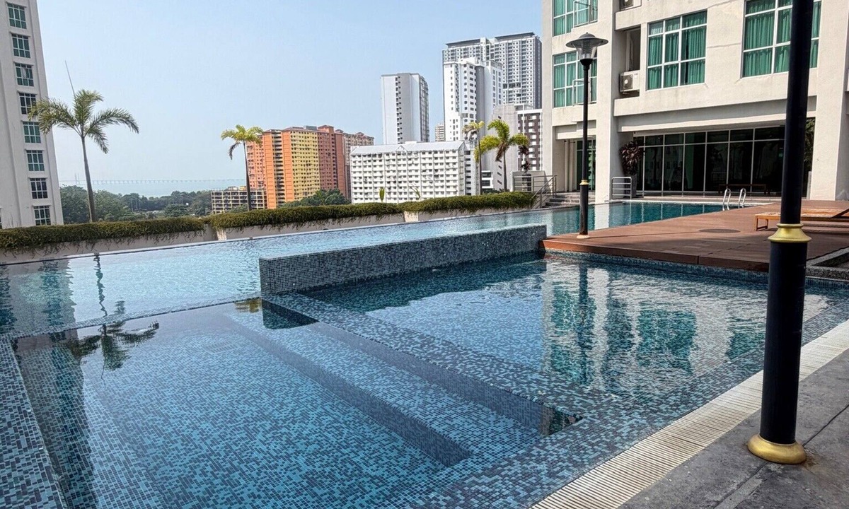 George Town Apartment | Azure 2BR Pool Suite Jelutong | Free Parking, 8min to Georgetown