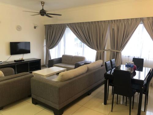 Batu Ferringhi Apartment | Beach Resort 401 Home Stay SRI SAYANG APARTMENT BATU FERRINGHI 3BEDROOM