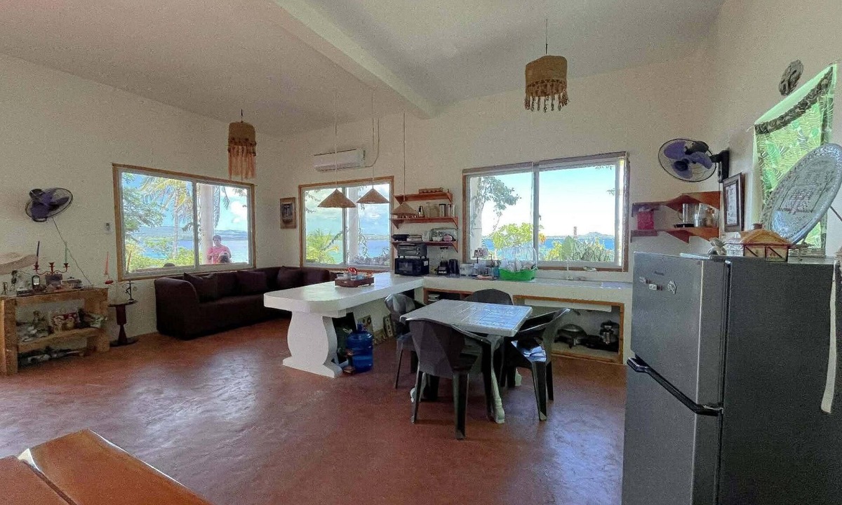 Poro House | Beachfront Stay for Up to 8 | Affordable Seaside Escape