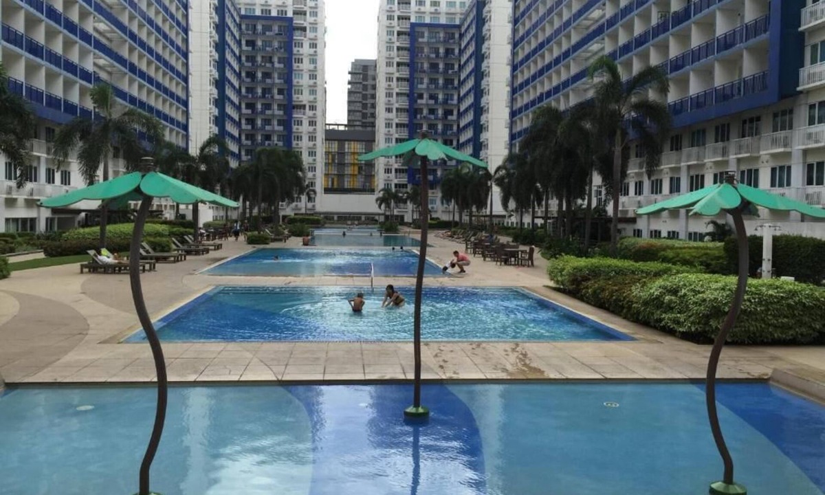 Barangay 76 Condo | Best Condo w/balcony near MOA seaside, huge pools, internet, A/C and security.