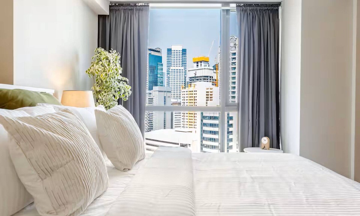 Legazpi Village Condo | BNEW! Cozy 1-BR Studio in High End Makati with Pool, Gym, Jacuzzi, Sauna
