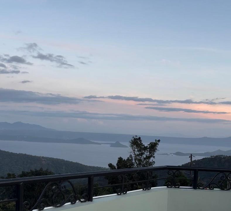 Silang Junction South House | Casa Alegre - Stunning Taal View with Rooftop Deck Family House