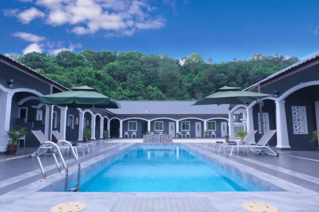 Pantai Tengah Resort | Cenang Rooms With Pool by Virgo Star Resort