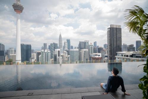 Golden Triangle Apartment | Ceylonz Suites KLCC Rooftop Infinity Pool KL Tower View
