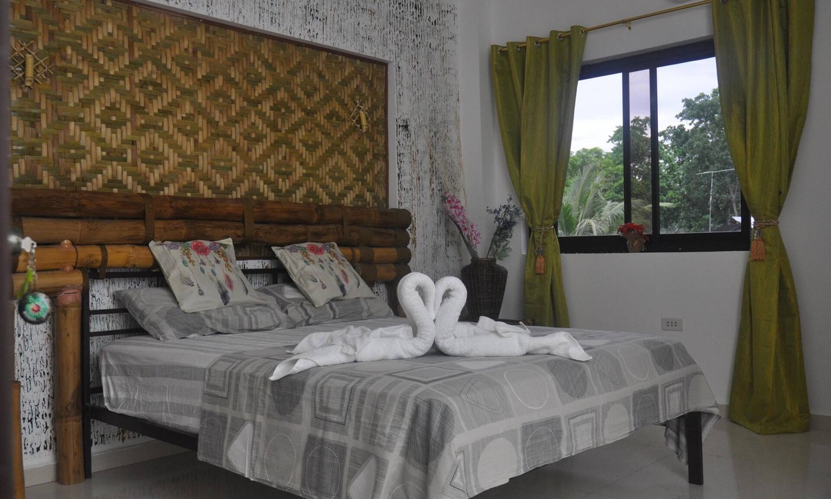Tagbilaran House | CH1 NICE ROOM WITH PRIVAT BATHROOM IN LUXURY VILLA Fiber internet unlimited