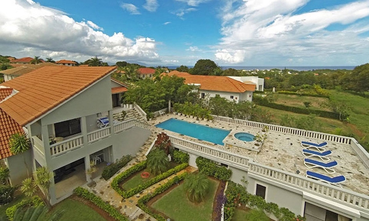 Urbanizacion Tavarez Villa | Chica-friendly 4BD villa with pool/tennis/basket/soccer, near clubs and beach