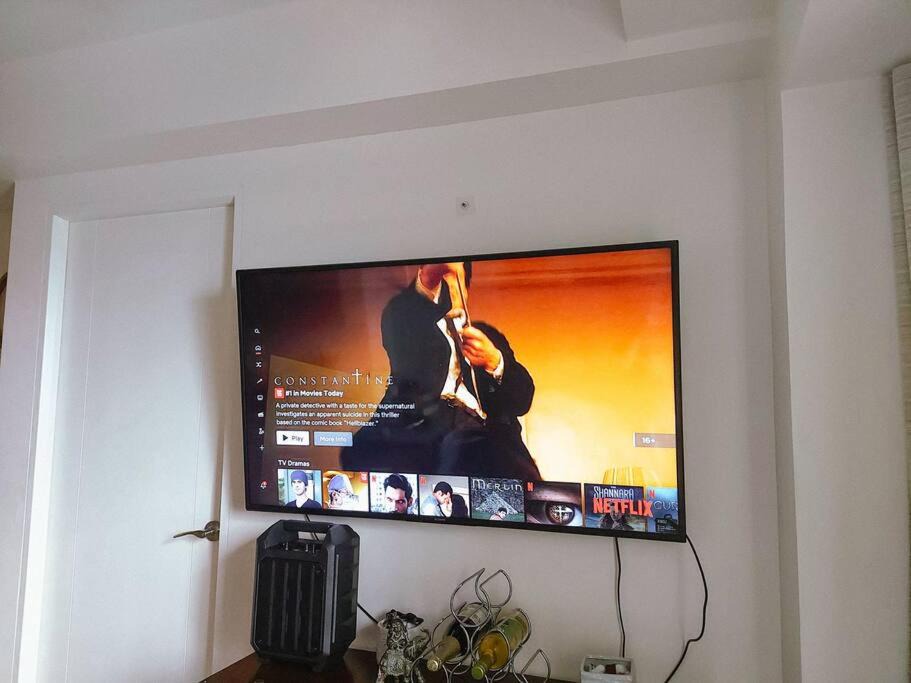 A. Bonifacio Apartment | Chill in Condo with Netflix & Chill w/ Karaoke