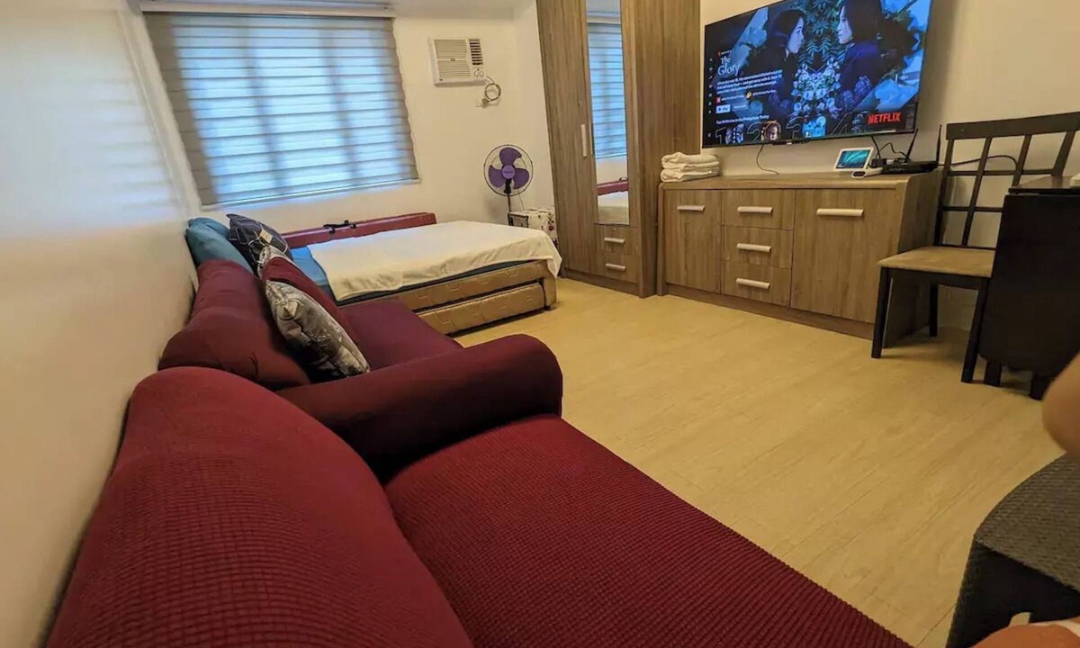 Diliman Apartment | Cinema 55"tv Netflix @mplace+unliwif+cooking+pool