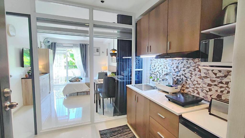 Jaro Apartment | CityCondo, 2nd Floor, 30 sqm, near CPU, balcony and parkview, Fiber-WLAN 62Mbts, Netflix, YouTube, free parking