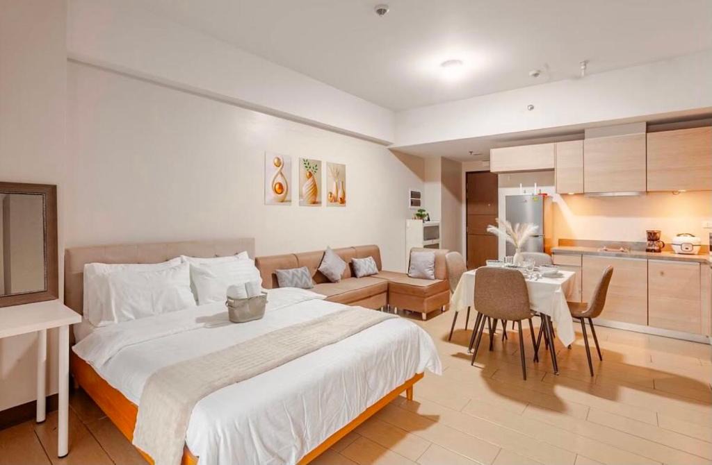 Pinagsama Hotel | Classy Venice in St Mark Venice Mall near BGC, Pet Friendly, Swimming Pool, Balcony