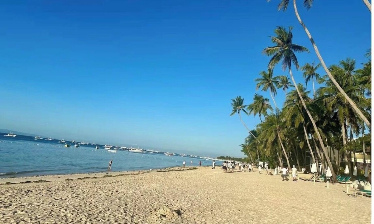 Tawala Condo | Comfort and convenience. Few minutes walk to white sand Alona Beach, Panglao