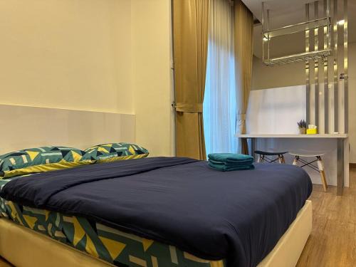 Seri Kembangan Apartment | Corner Unit, Great Privacy, Designer Studio with Wi-Fi, Netflix, 1 Parking Space