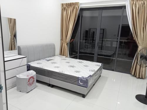 Central District House | Country Garden bay Balcony room for rent