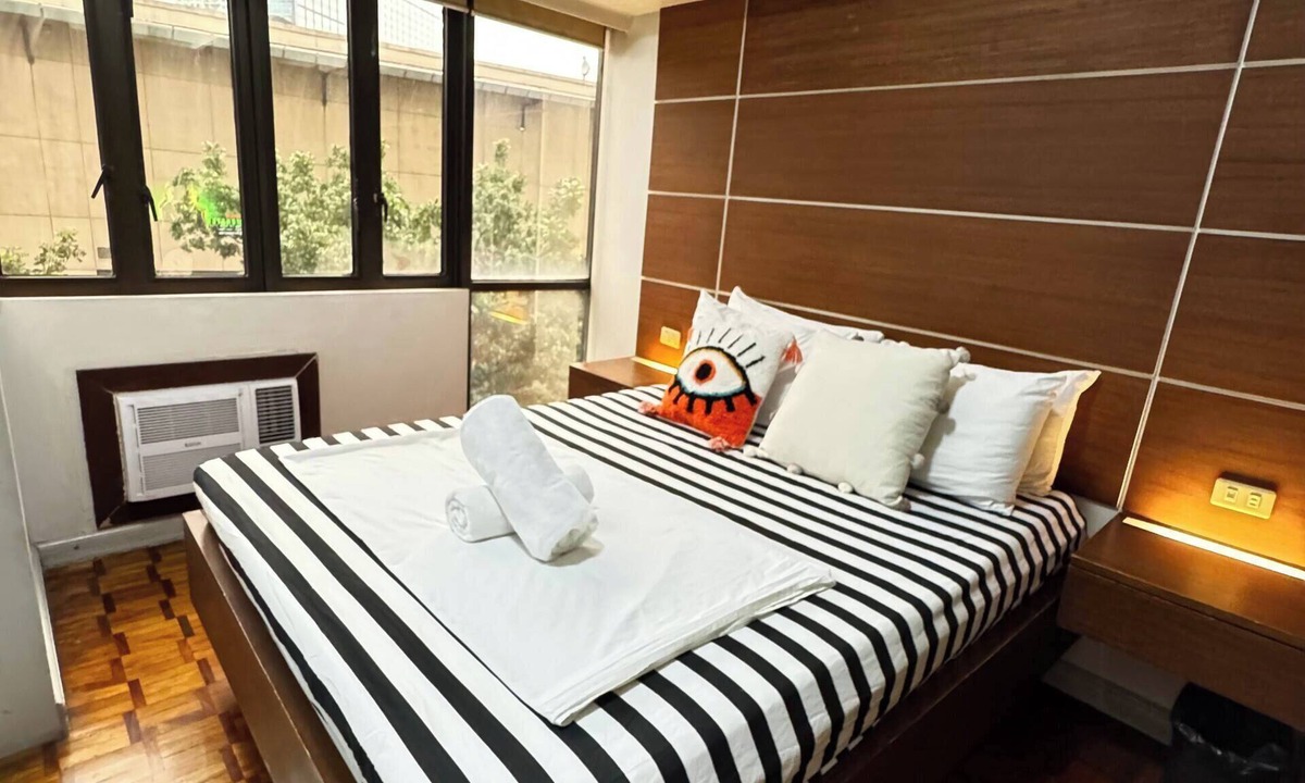 Legazpi Village Condo | Cozy 1-bedroom condo in pleasant Makati withWIFI & NETFLIX