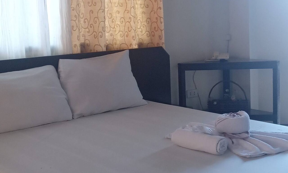 Balibago Hotel | Cozy 1-bedroom hotel in delightful Angeles with AC