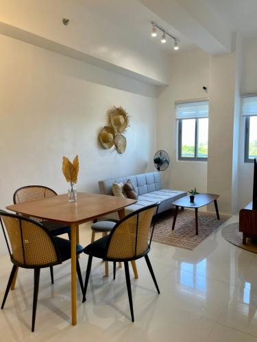Mandurriao Apartment | Cozy 1 Bedroom with Sunset View in Balcony