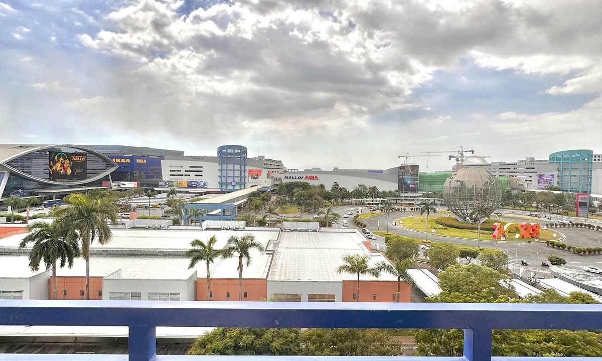 Pasay Condo | Cozy 1BR Condo w/balcony - SM MOA view!