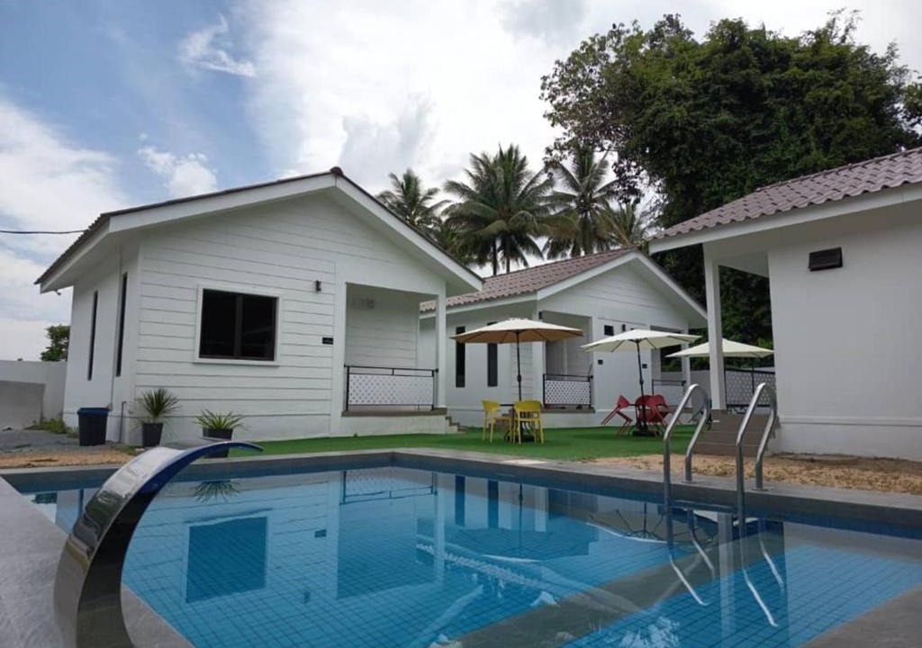 Bachok Apartment | Cozy 2 Bedroom Family Cottage near Beach with Pool, WiFi and Netflix