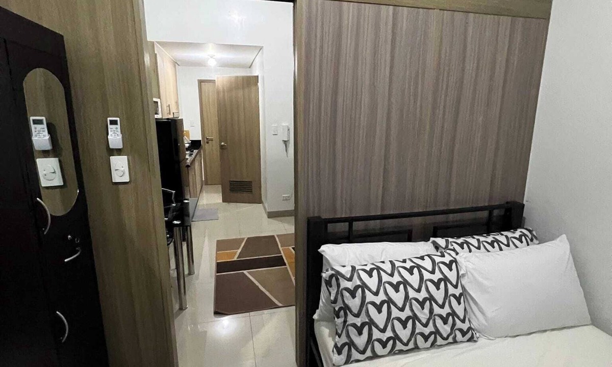 Barangay 76 Apartment | Cozy apartment in enchanting Pasay with AC, WiFi