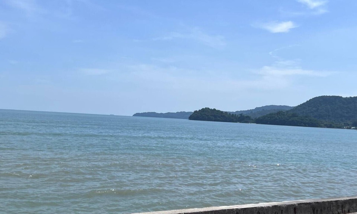 Teluk Kumbar House | Cozy Beach Retreat In Teluk Kumbar