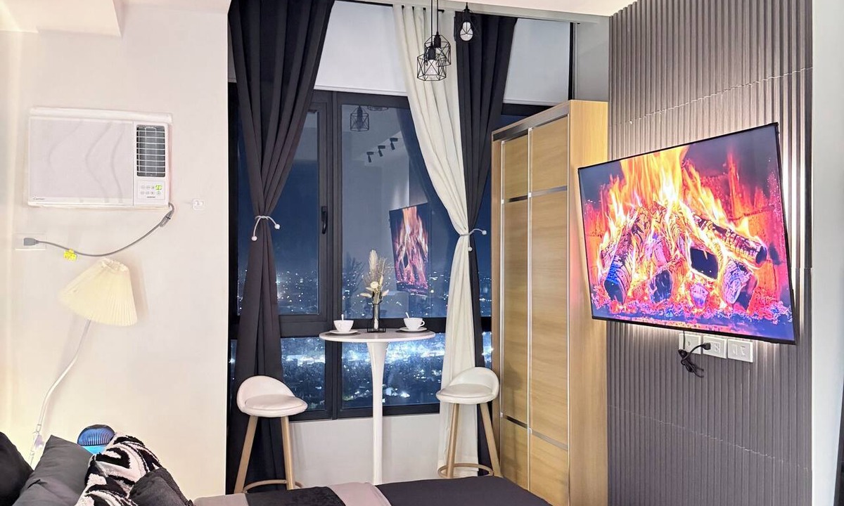 Project 8 Condo | Cozy Condo in Quezon City with City lights, Roof Deck & Netflix - Near SM North