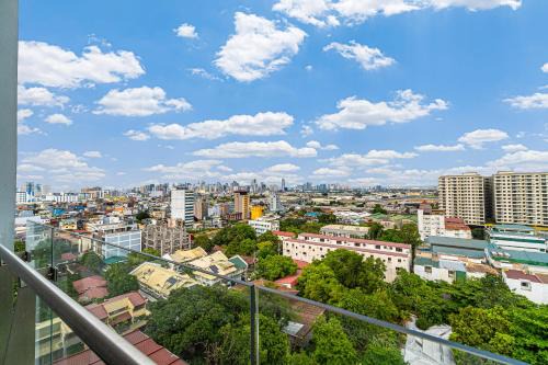 Baclaran Hotel | Cozy High-Floor Studio near Airport & MOA with City View