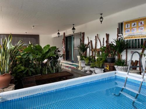 Hulu Selangor House | Cozy mountain jungle wood home with Kid Pool
