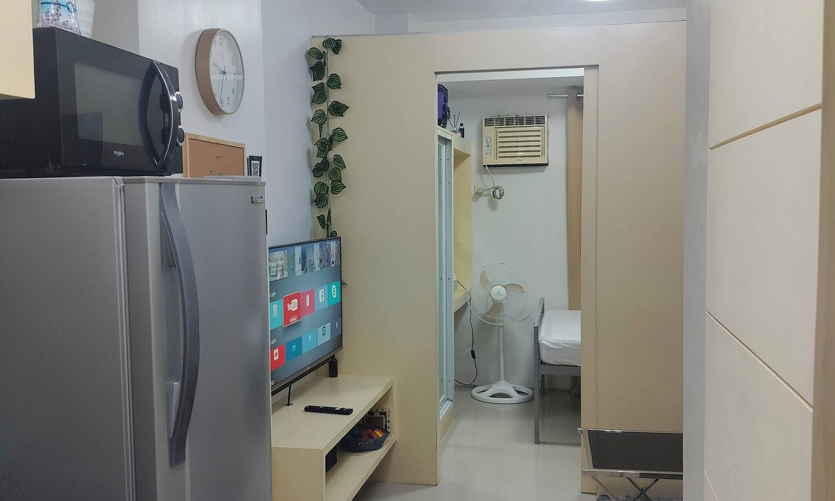 Diliman Condo | Cozy Quezon City Condo With Private Pool w Elevator Access