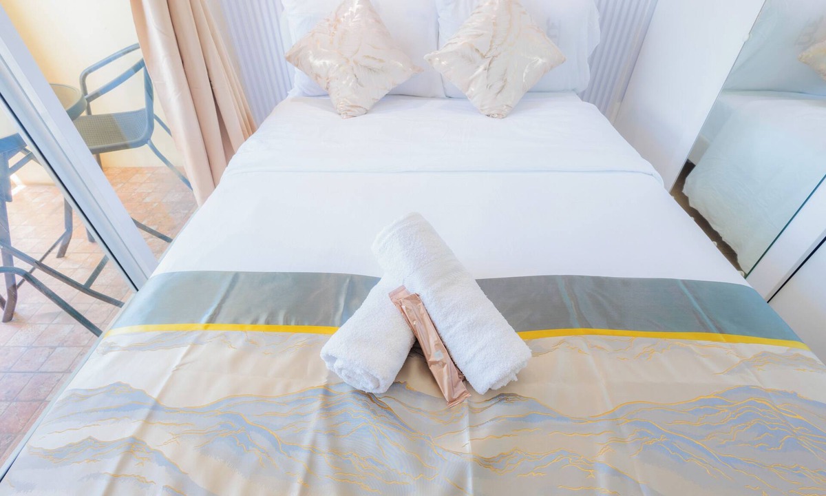 Pinagsama Apartment | Cozy Staycation near at Venice Grand Canal Mall+ Fast Wifi/Netflix
