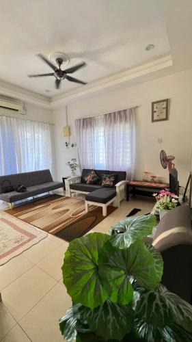 Jenjarom House | Ctr Ruby homestay