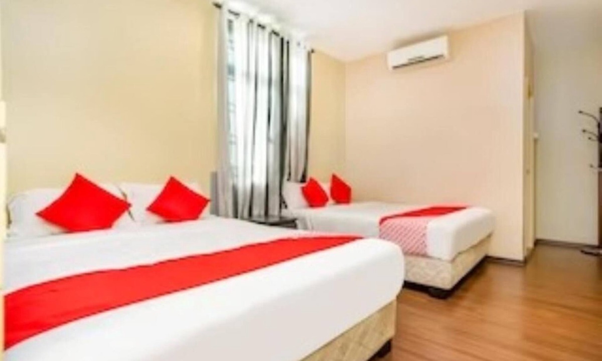 Taman Desa Tebrau Hotel | D Pine Trees