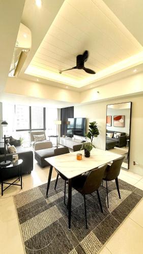 Bagumbayan Apartment | Eastwood QC 2BR Condo Walk to Mall Cafés & Dining